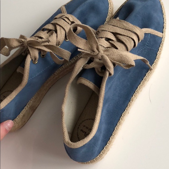 NWOT/ women’s blue stylish wedge sneaker - Picture 6 of 6